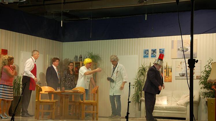 Mit der schrägen Komödie "Für die Familie kann man nichts" begeisterten Doris Stüber (Melanie Reininger) und ihr Bräutigam Friedhelm Beierle (Frank Dünisch), Verfassungsschützer Gerd Hollerbichel (Eugen Katzenberger), Nachbarin Traudel Siebert (Veronika Conrady), Willi Beierle (Fritz Braun) und sein Bruder Hubbi (Stefan Schmitt) sowie die lebendige "Leiche" Albert (Hubert Heinickel) das Publukum in den drei ausverkauften Vorführungen. Manfred Mellenthin