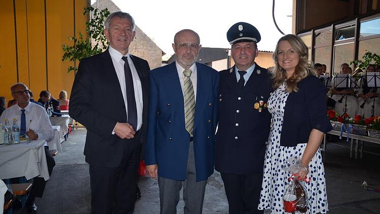 Von Links nach rechts: Johannes Schuberth, erster Kommandant der FFW Buttenheim, Landrat Johann Kalb, Kreisbrandrat Bernhard Ziegmann, und Buttenheims Bürgermeister Michael Karmann