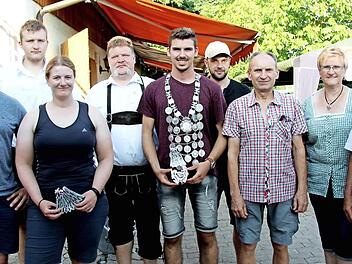 Der neue Vogelkönig Maximilian Büchel (Mitte) wird umrahmt von Lothar Riedel, Jens Kröner, Sonja Ackermann, Vorjahreskönig Heiko Schade, Willy Brehm, Michael Irmisch, der Zweiten Vorsitzenden Roswitha Schütze und Günter Rüdiger (v. l.). Foto: Richard Sänger