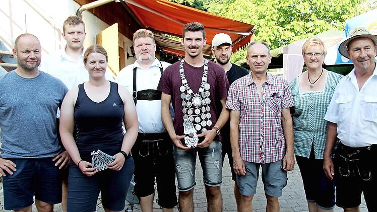 Der neue Vogelkönig Maximilian Büchel (Mitte) wird umrahmt von Lothar Riedel, Jens Kröner, Sonja Ackermann, Vorjahreskönig Heiko Schade, Willy Brehm, Michael Irmisch, der Zweiten Vorsitzenden Roswitha Schütze und Günter Rüdiger (v. l.). Foto: Richard Sänger