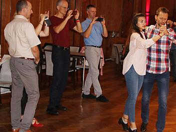 Viele Kameras klickten, als Tino Paunack (rechts) bei den 1. Kissinger Tanztagen neue Quickstep-Figuren vorführte. Foto: Dieter Britz