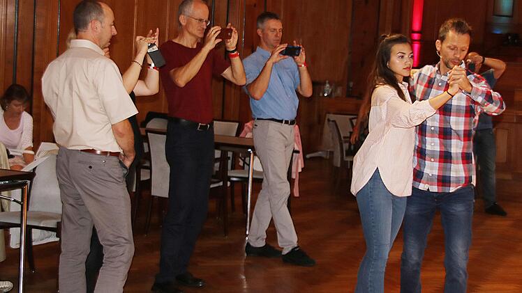 Viele Kameras klickten, als Tino Paunack (rechts) bei den 1. Kissinger Tanztagen neue Quickstep-Figuren vorführte. Foto: Dieter Britz
