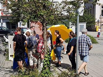 Unterschriftenliste: Beim Infostand der FDP am Holzmarkt protestierten viele Kulmbacher gegen den Abbruch der  alten Mälzerei. Foto: privat