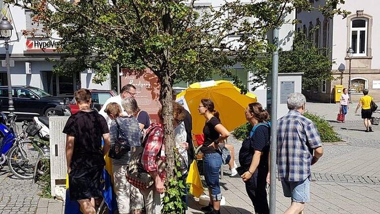 Unterschriftenliste: Beim Infostand der FDP am Holzmarkt protestierten viele Kulmbacher gegen den Abbruch der  alten Mälzerei. Foto: privat