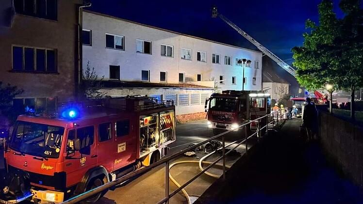 Mitwitz: Industriegebäude in Flammen - mehrere Feuerwehren im Einsatz