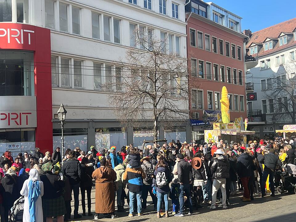 Bei Sonnenschein feierten rund 100.000 Menschen den Fasching.