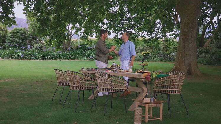Martins Bruder Tobias lernt die Favoritinnen kennen.