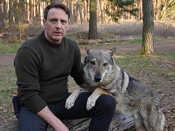 Im wald trifft Tjark Wolf (Hendrik Duryn) quasi auf einen Namensvetter.