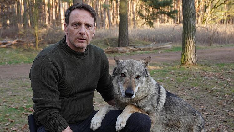 Im wald trifft Tjark Wolf (Hendrik Duryn) quasi auf einen Namensvetter.