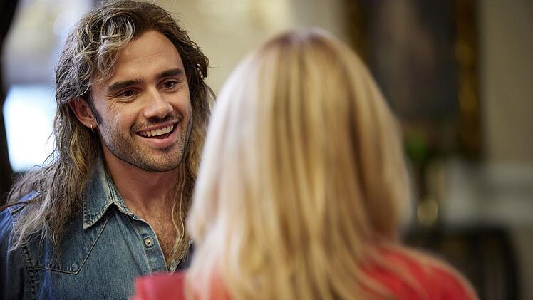 Andre Agassi (Toby Sebastian) ist schnell fasziniert von Steffi Graf (Lena Klenke).