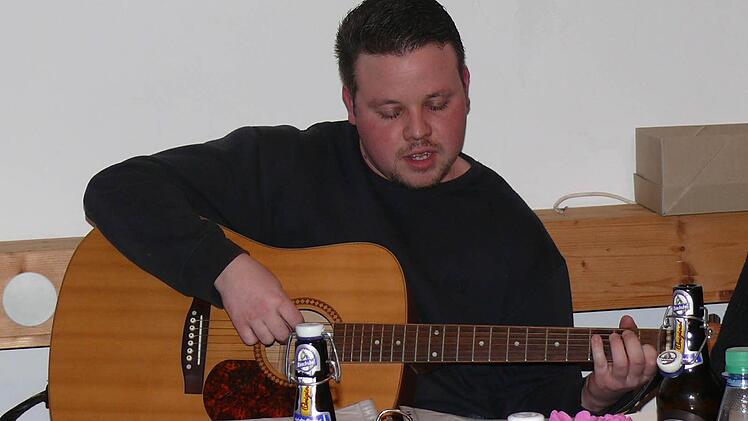 Wo man singt, da lass dich nieder! Christian Lübke begleitete auf der Gitarre die sangesfrohen Gäste. Foto: mw