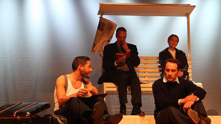 Alexander Schmorell und Hans Scholl waren die Anführer des Widerstands, aber auch Professor Kurt Huber (Erhard Hennig) machte mit. Seine Frau Clara (Diana März) sah dies mit Schrecken, denn Huber brachte die gesamte Familie in Gefahr.