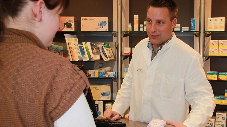 So könnte es bald aussehen: Matthias Bürklin, Inhaber der Lichtenfelser Spital-Apotheke, berät eine Kundin über die Notfallverhütung mit der "Pille danach". Fotos: Thomas Heuchling