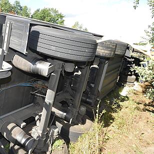 Unfall auf A73 bei Buttenheim: Lkw umgekippt
