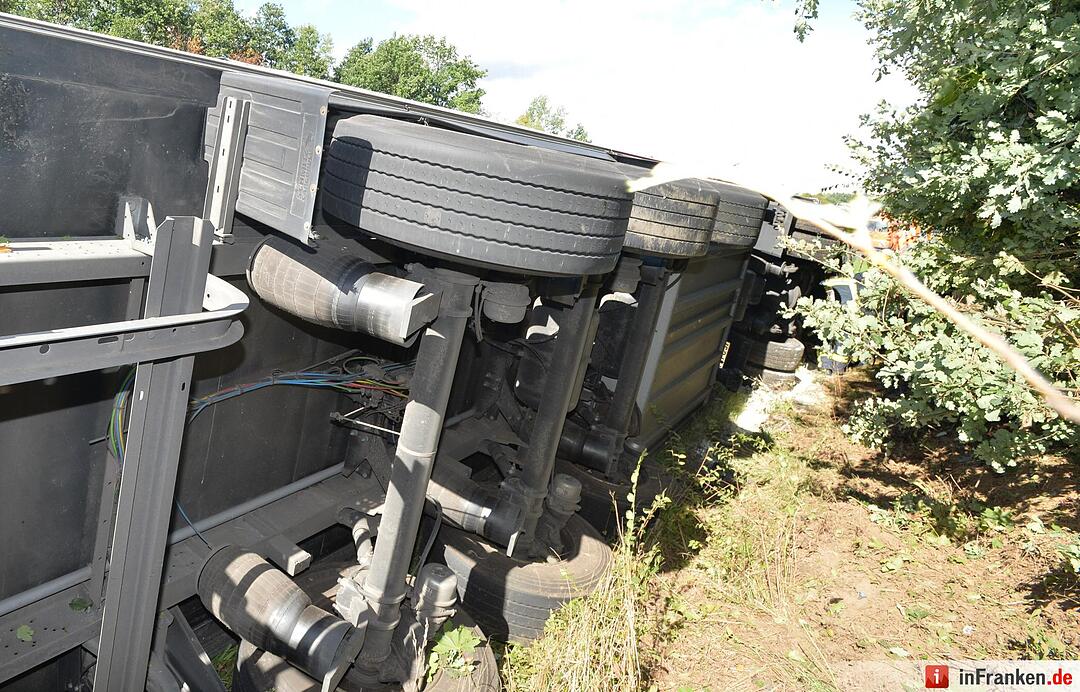 Unfall auf A73 bei Buttenheim: Lkw umgekippt