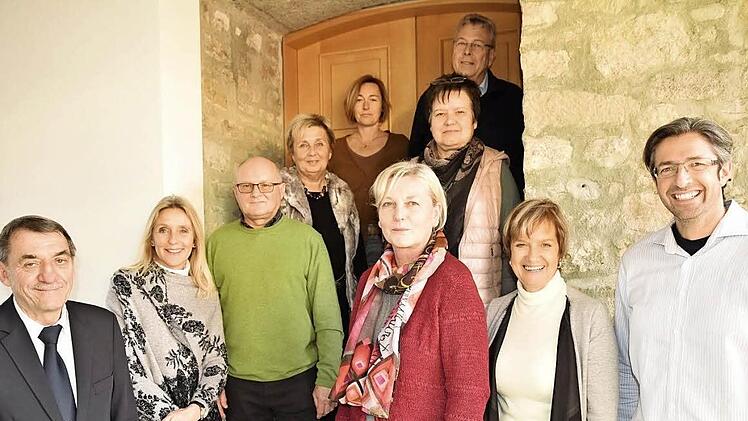 Gruppenbild mit Jubilaren (vorne von links): Stellvertretender Landrat Oskar Ebert, Schulrätin Claudia Schmidt, Lehrer Alfred Klein, Förderlehrerin Margit Hoffmann, Schulamtsdirektorin Ulrike Brech, Personalratsvorsitzender Matthias Weinberger. Zweite Reihe von links: Lehrerin Sigrid Warmuth, Lehrerin Anita Amend. Hinten von links: Fachlehrerin Christine Reinwand und Konrektor Alfons Ernst. Foto: Gerold Snater