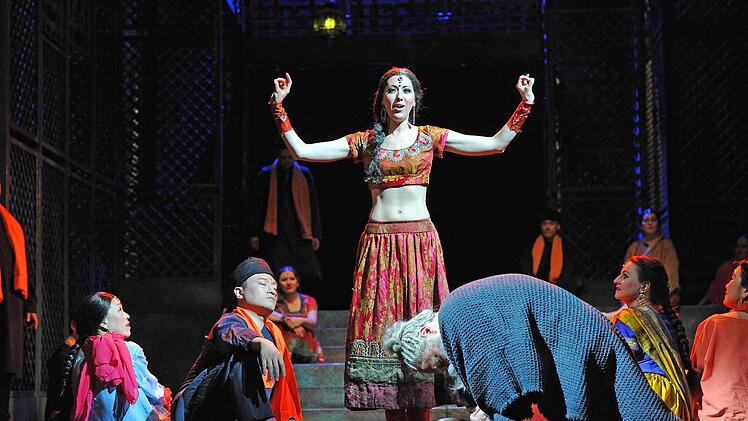 Szene aus Léo Delibes "Lakmé" am Landestheater CoburgFoto: Andrea Kremper