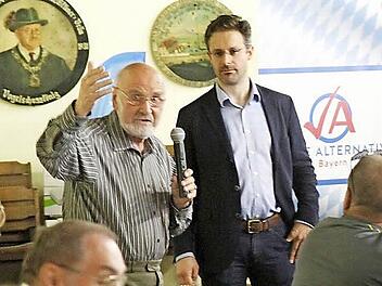 Marcus Pretzell (r.) diskutierte nach seinem Vortrag noch zwei Stunden mit den Gästen.