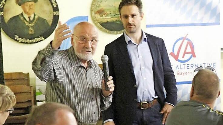 Marcus Pretzell (r.) diskutierte nach seinem Vortrag noch zwei Stunden mit den Gästen.