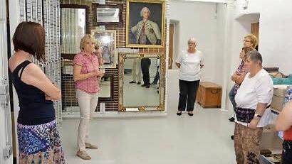 Auch Gemälde und wertvolle Spiegel lagern im Depot. Foto: Björn Hein