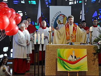 Pfarrer Andreas Hornung (M.) schätzt es, die Messe mit älteren Ministranten feiern zu können.  Foto: Petra Malbrich
