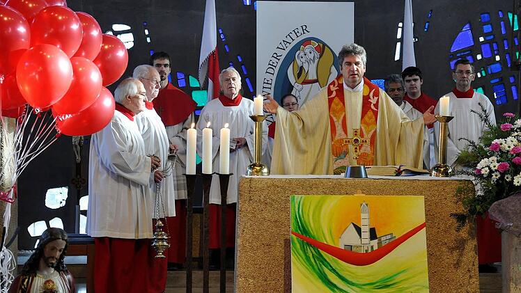 Pfarrer Andreas Hornung (M.) schätzt es, die Messe mit älteren Ministranten feiern zu können.  Foto: Petra Malbrich