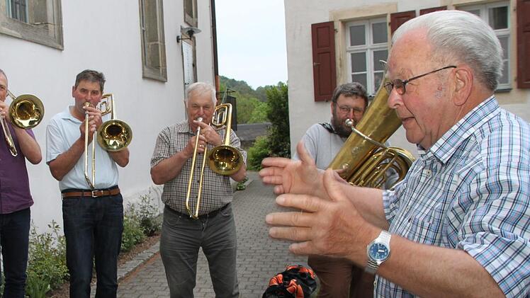 Hermann Merz in seinem Element: Seit 1974 leitet er den Chor.