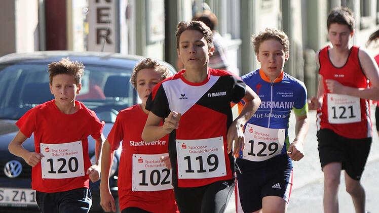 Die Spitzengruppe bei den Schülern,   Sieger Oskar Bayer (Nummer 102),  Zweiter  Leonhard Sauer (120) und der Drittplatzierte Tobias Röß (119), mit   Elias van den Höövel (129) und Lukas Schäfer (121) auf der Strecke in Zeil