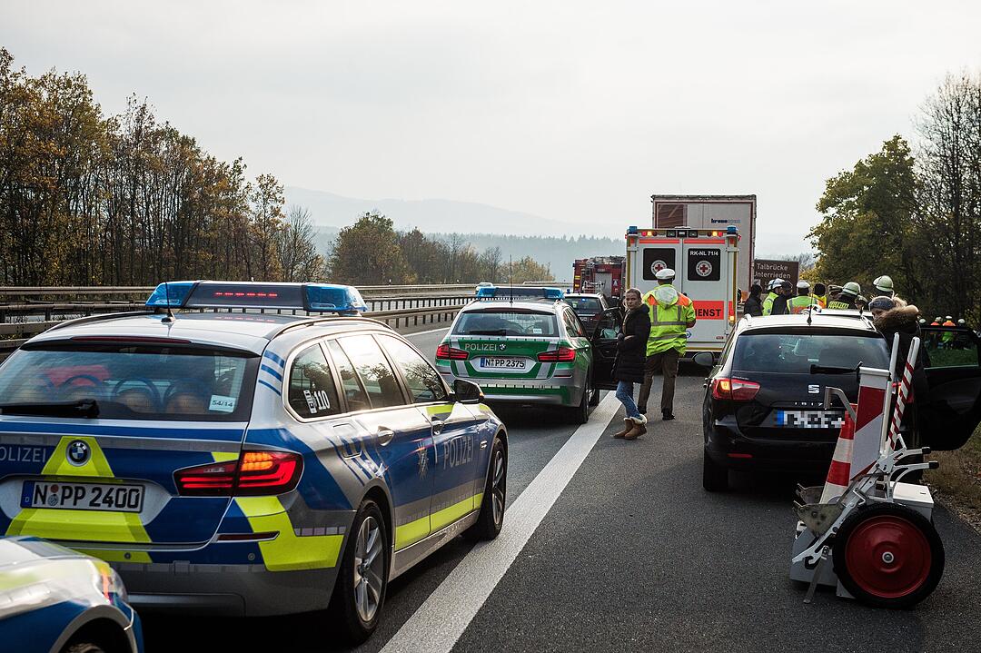 A6 bei Nürnberg: Transporter prallt in Baum - ein Toter