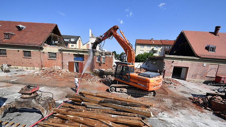 Zur Vorbereitung des Baus der neuen Straße auf den "Lagarde Campus" wurde im vergangenen Jahr ein Teil der Stallungen der Kasernenhäuser entlangd er Zollnerstraße abgerissen. Foto: Ronald Rinklef