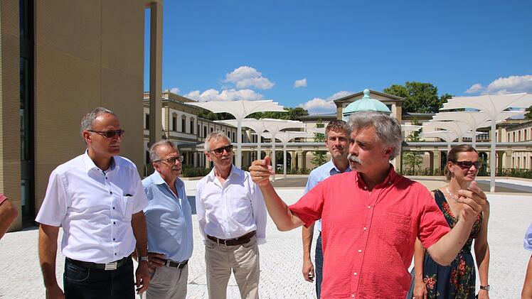 Der Kreistag hat das neue Behördenzentrum besichtigt. Foto: Ralf Ruppert