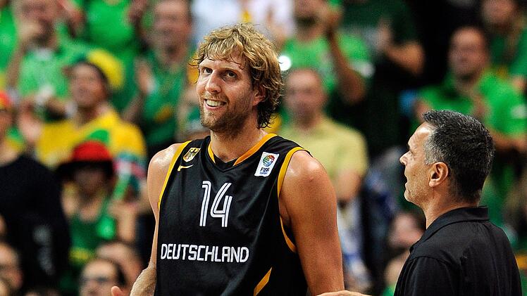Hatten eine erfolgreiche Zeit in der deutschen Nationalmannschaft: Dirk Nowitzki (links) und Ex-Bundestrainer Dirk Bauermann. Georgi Licovski/EPA/dpa