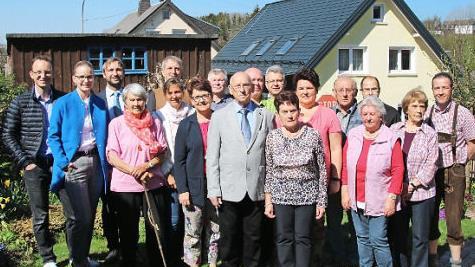 Seinen 85. Geburtstag feierte Robert Becher (Mitte) im Pressecker Ortsteil Elbersreuth, flankiert von Ehefrau Hannelore (rechts daneben), den beiden Töchtern, Verwandten und Bekannten sowie Drittem Bürgermeister Christian Ruppert und Pfarrer Siegfried Welsch (hinten, Dritter und Vierter von links). Foto: Werner Reißaus
