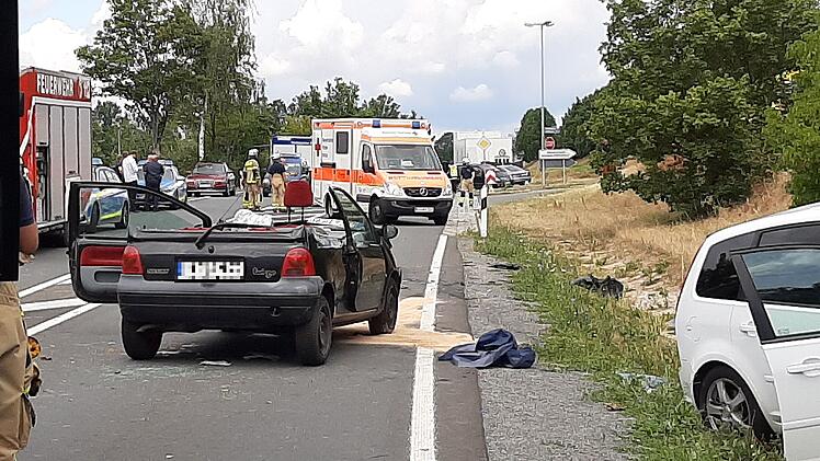 Auf der Bundesstraße B2 ist ein schwerer Unfall passiert, der den Einsatz eines Rettungshubschraubers zur Folge hat. Deswegen ist die Straße aktuell voll gesperrt. Foto: News5