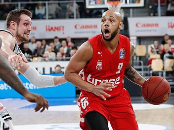 Gegen sein Ex-Team aus Würzburg durfte Maurice Stuckey (rechts) in der vergangenen Woche 15 Minuten aufs Feld, so viel wie in keinem anderen Spiel in dieser Saison.  Foto: Daniel Löb