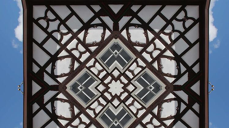 Das Fachwerk des Heimatspielhauses eignet sich gut zum Verfremden mit einem  Kaleidoskop. Foto: Dieter Britz