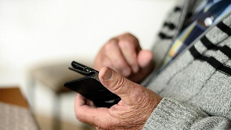 Senior im Kreis Bamberg am Telefon betrogen: Display zeigt Namen von Hausbank
