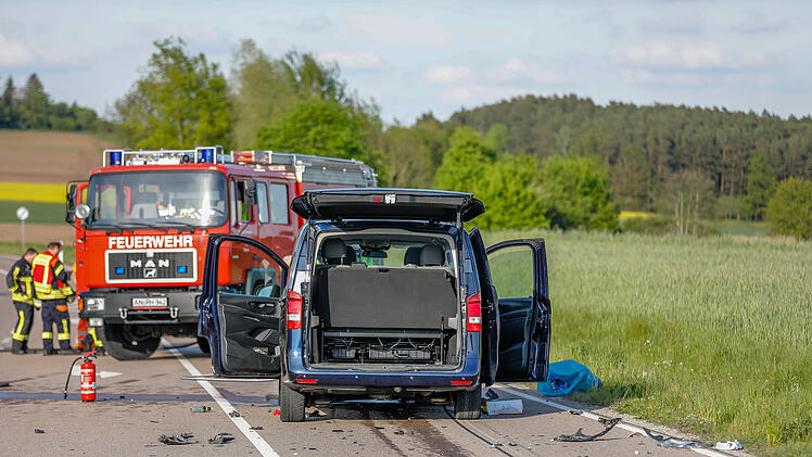 Eine Tote und mehrere Schwerverletzte: Schwerer Unfall mit zwei Autos im Kreis Ansbach