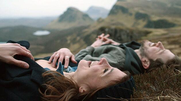 Sehnsucht nach einem Neuanfang: Kira (Aylin Tezel) und Ian (Chris Fulton) erleben auf der schottischen Isle of Skye innige Vertrautheit.
