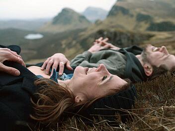 Sehnsucht nach einem Neuanfang: Kira (Aylin Tezel) und Ian (Chris Fulton) erleben auf der schottischen Isle of Skye innige Vertrautheit.