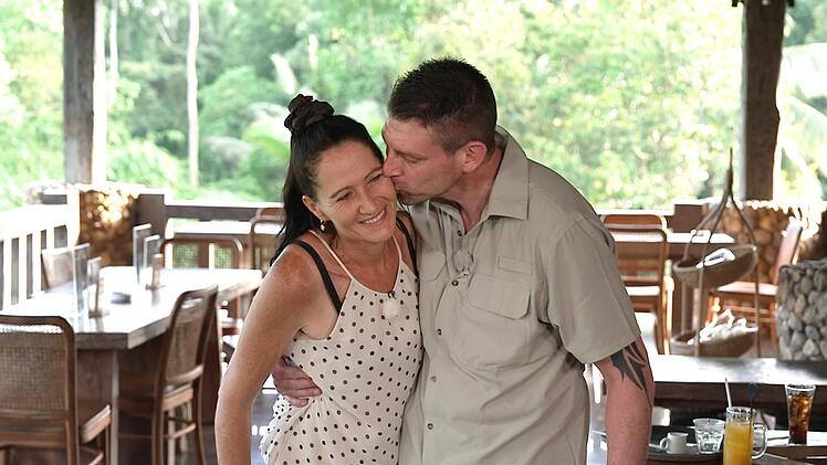 Auf Bali gibt es ein Bussi von Hofherr Sven für Pferdewirtin Carmen.