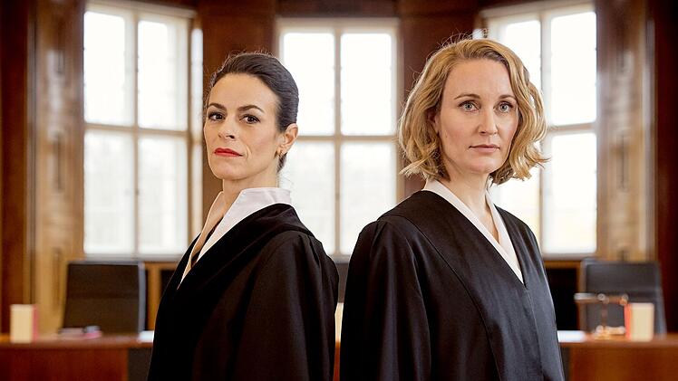 Seit Staffel vier ist Anne Diemer (links) als Staatsanwältin Odette Santos in der Serie dabei. Sie macht Anwältin Romy Heiland (Christina Athenstädt) regelmäßig das Leben und die Arbeit schwer. Dabei sind sich die Frauen gar nicht so unähnlich, wie Romy feststellen muss.