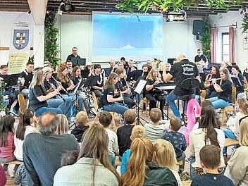 Publikum und Orchester beim Konzert des Musikvereins Ober-/Untereschenbach.