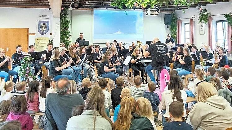 Publikum und Orchester beim Konzert des Musikvereins Ober-/Untereschenbach.