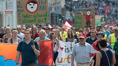Gegendemonstranten am 1. Mai 2012 in der Hofer Innenstadt. Foto: Tobias Köpplinger