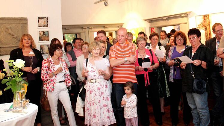 Die vielen Gäste singen die Feldbachhymne.