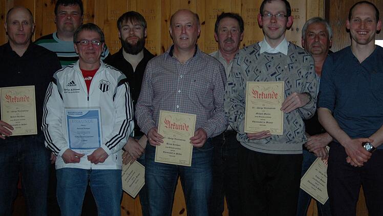 Von links: Hubert Kirchner (40 Jahre Mitglied), Peter Rüttiger (2. Vorsitzender), Gerhard Rüttiger (30 Jahre im BFV), Florian Rüttiger (25 Jahre), Bernd Kirchner (40 Jahre), Albert Hüther (25 Jahre), Michael Martin (25 Jahre), Lothar Bühner (40 Jahre), Markus Rüttiger (25 Jahre) und Vorsitzender Marko Bramer.