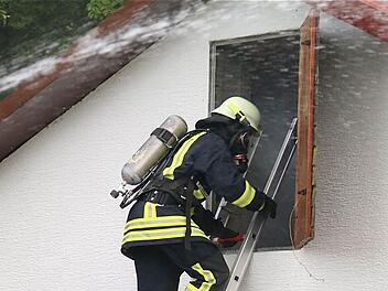 Die Atemschutzträger machten sich auf den Weg durch verqualmte Räume, um nach weiteren möglichen Opfern zu suchen. Die Floriansjünger aus allen Orten der Gemeinde Wartmannsroth stellten bei der Großübung unter Beweis, dass sie im Notfall schnell und richtig helfen können. Foto: Gerd Schaar