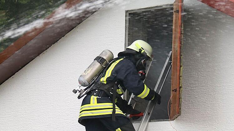 Die Atemschutzträger machten sich auf den Weg durch verqualmte Räume, um nach weiteren möglichen Opfern zu suchen. Die Floriansjünger aus allen Orten der Gemeinde Wartmannsroth stellten bei der Großübung unter Beweis, dass sie im Notfall schnell und richtig helfen können. Foto: Gerd Schaar