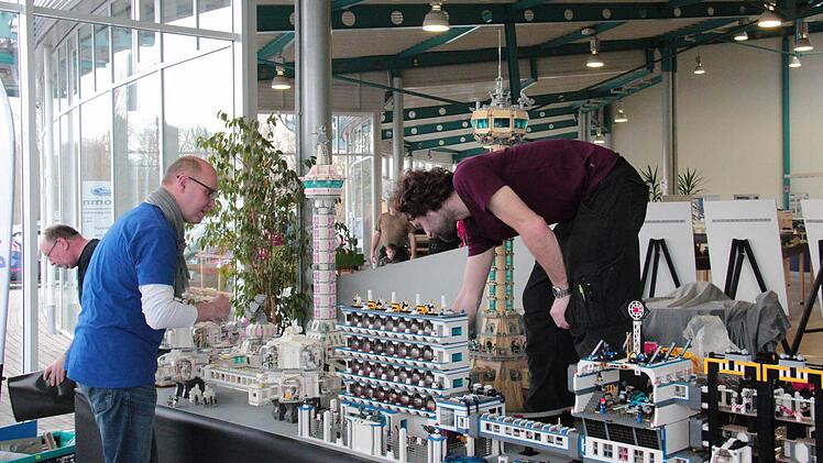Thomas Nickolaus und Sebastian Kurth werkeln an der Weltraumstation.